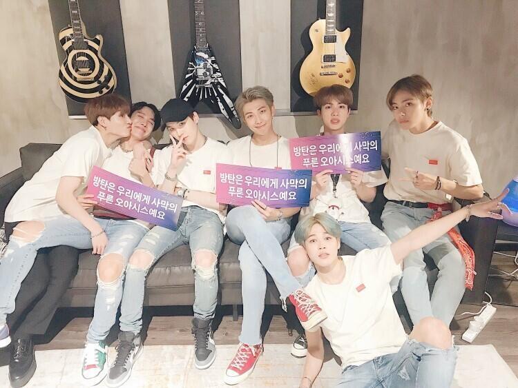 방탄 전체... 다 너무 뽀짝하고 순수한 듯 안순수한 듯 너무 귀여우어우ㅜㅜㅜ 김남준민윤기정호석박지민김태형전정국 인데 다 너무 좋아서 최애를 뽑