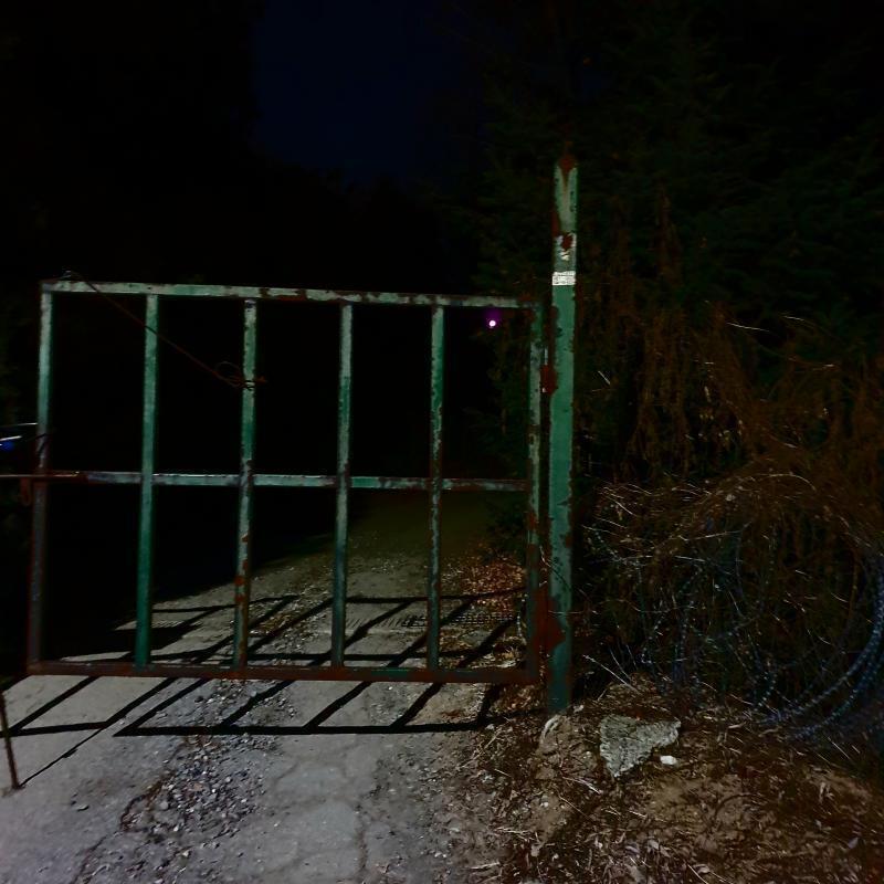 그 때 찍어 놨던 사진이 있었던거 같아서 찾아봤는데 한장 건졌다ㅏ 이게 좀 올라가다 보면 있던거였어 여기 뒤에가 절 같은거였고