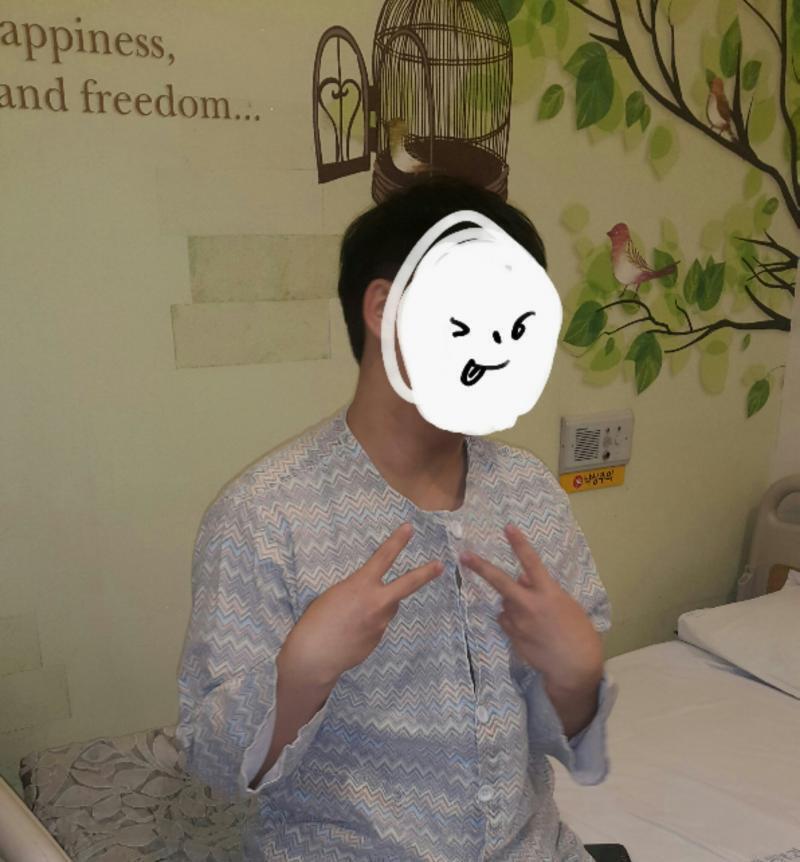 방금 수술실 들어갔다. 들어가기 전에 찍은건데 표정을 보여줄수 없는게 아쉽네. 동생도 나도 폭소했어.