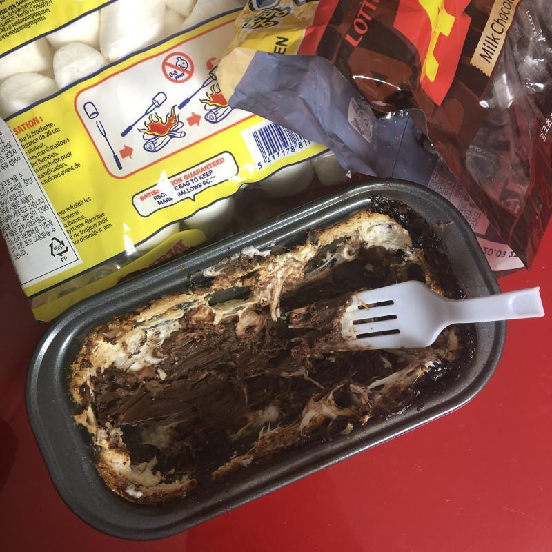 >>2 >>3 인덕션이라서 가스렌지가 없... 젠장 결국 탄거 걷어 내고 밑에 마쉬멜로우 잔해들과 함께 엉겨 붙은 초콜릿 긁다가 포크 부러졌어
