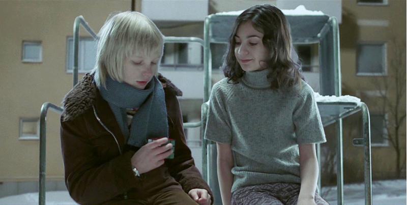 렛 미 인 (2008년작; 스웨덴판) 북유럽 특유의 창백하고 스산한 색감. 뱀파이어 영화라서 약간 음울한 분위기에 피도 좀 나옴. 막판에 살짝