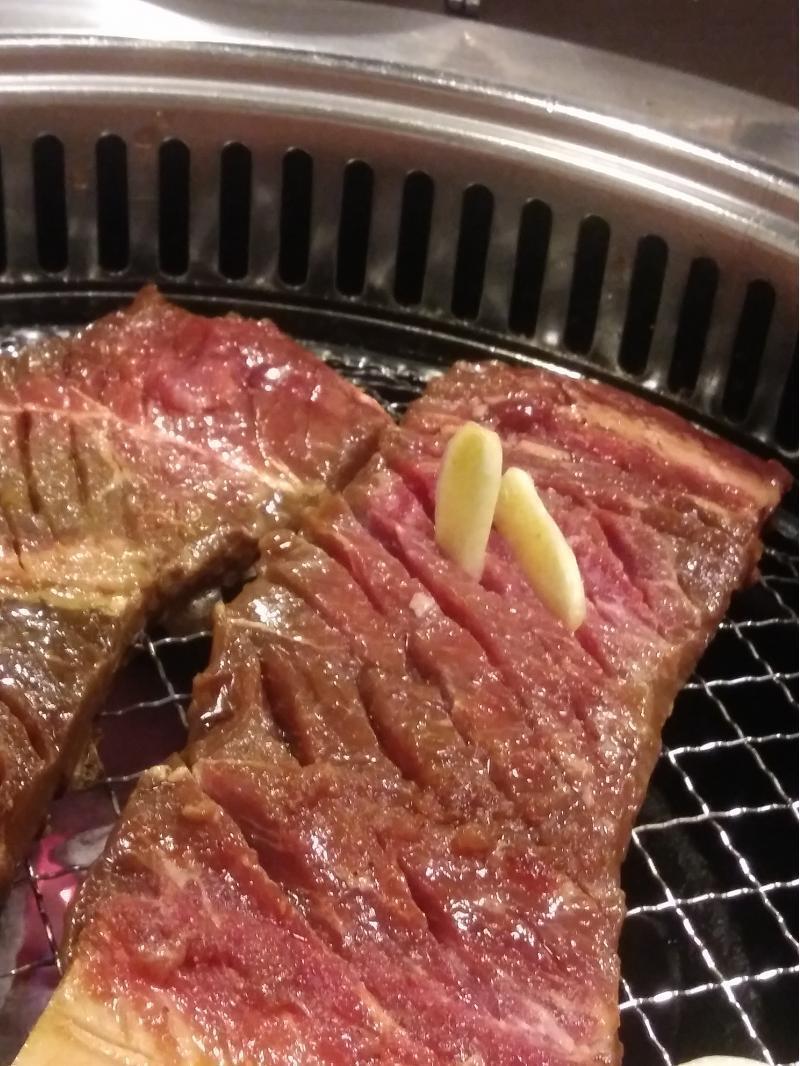 갈비 칼집에 마늘 꽂아놓고 사진 찍은거