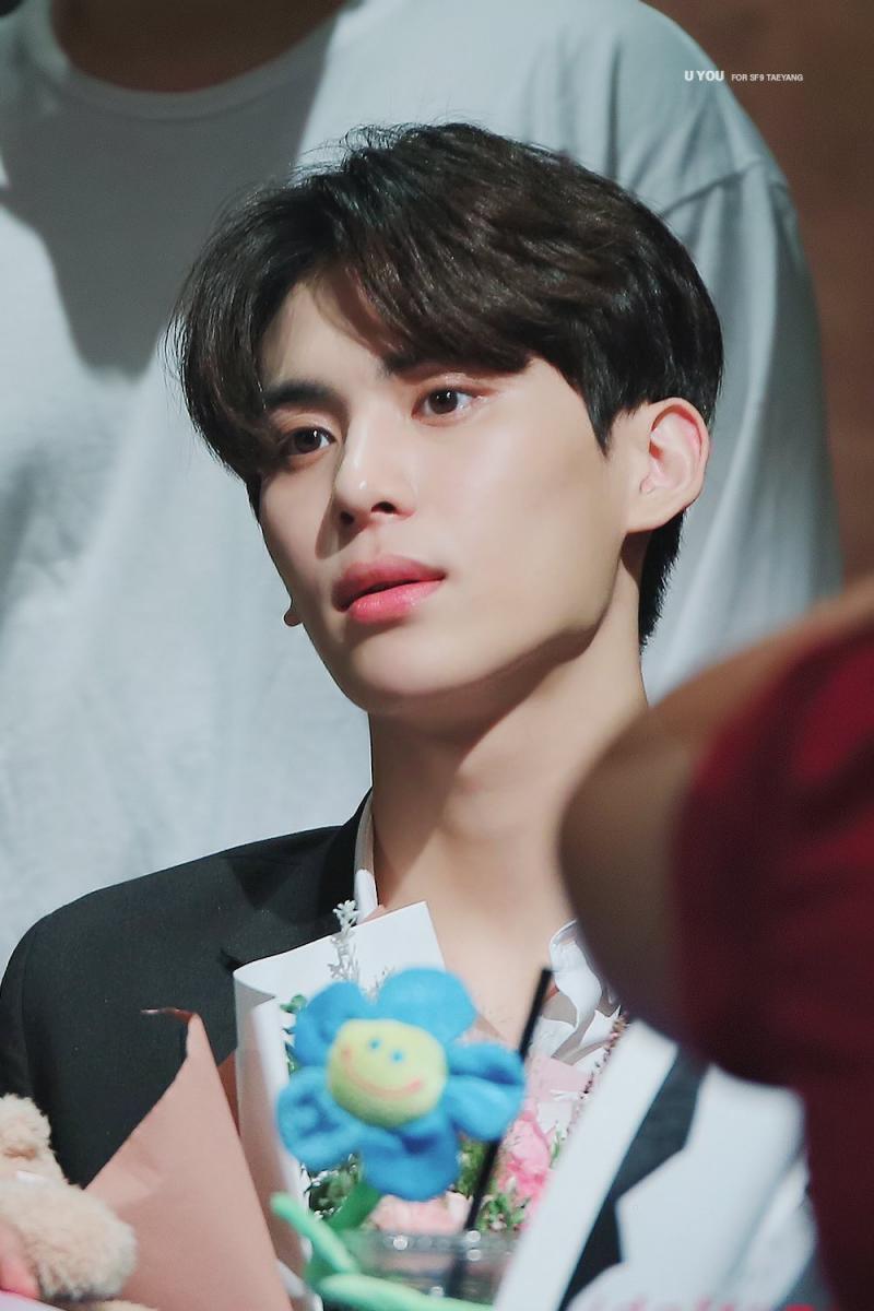 sf9 유태양 영업하고 갈게... 무표정일 때 진짜 완전 냉미남에 춤도 잘추고 특히 무대 위에서 표정연기가 레알 쩌는데 웃을때 만큼은 진짜 세상