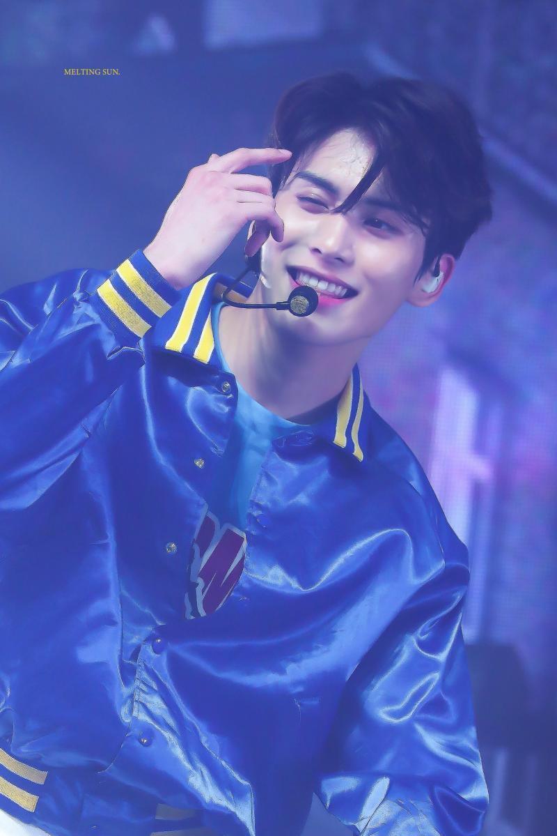 sf9 유태양 영업하고 갈게... 무표정일 때 진짜 완전 냉미남에 춤도 잘추고 특히 무대 위에서 표정연기가 레알 쩌는데 웃을때 만큼은 진짜 세상