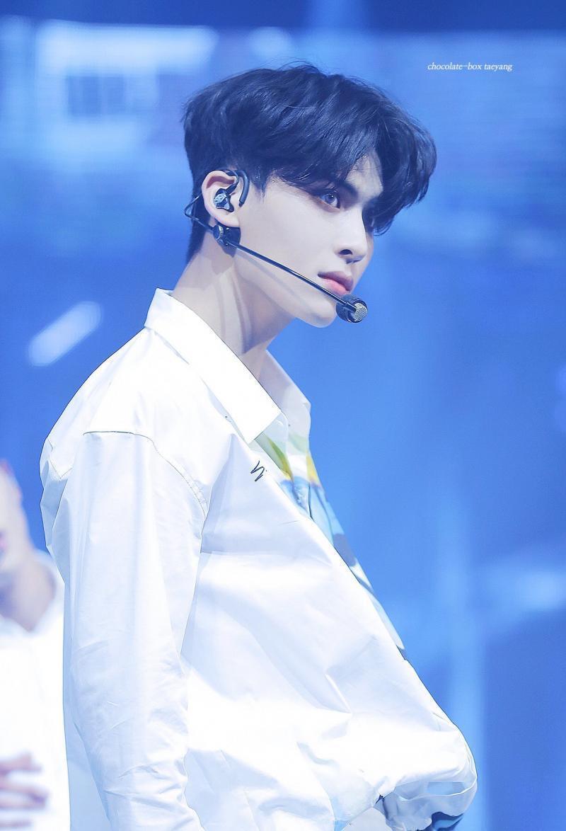 sf9 유태양 영업하고 갈게... 무표정일 때 진짜 완전 냉미남에 춤도 잘추고 특히 무대 위에서 표정연기가 레알 쩌는데 웃을때 만큼은 진짜 세상