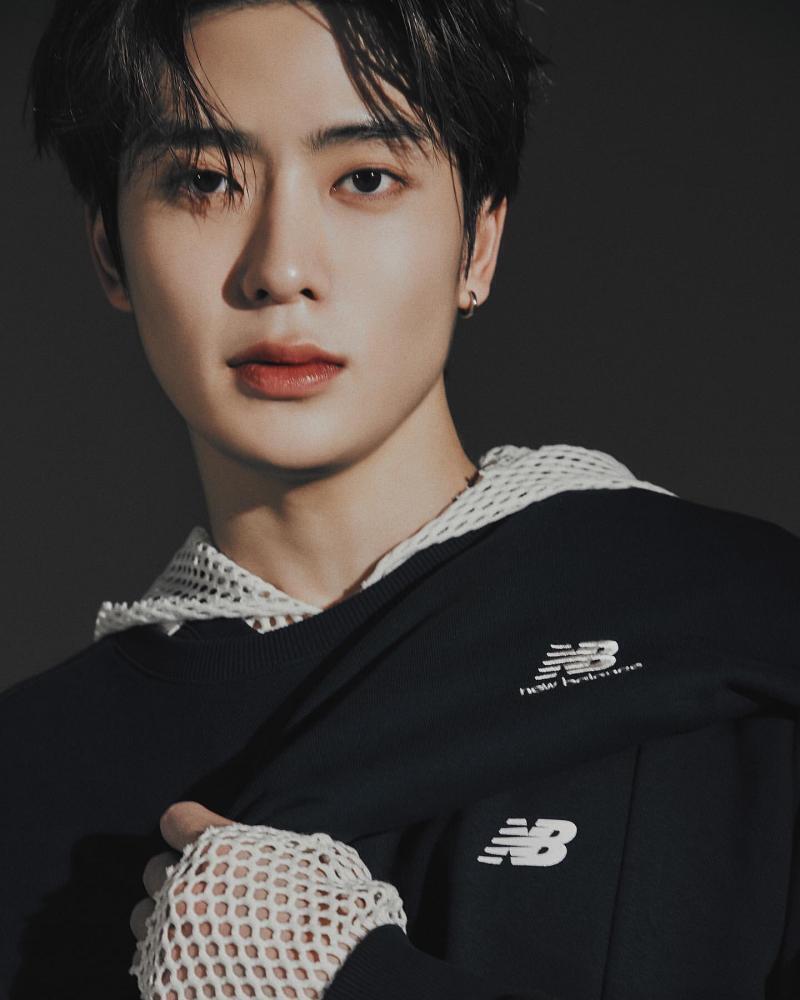 Nct 정재현 어때...? 얼굴은 진짜 뱀파이어 냉미남 끝판왕인데 이건 무대할때ㅠㅠㅠ 평소에 말할땐 진짜 모찌왕자ㅠㅠ 웃을때 눈웃음이며 양쪽 보