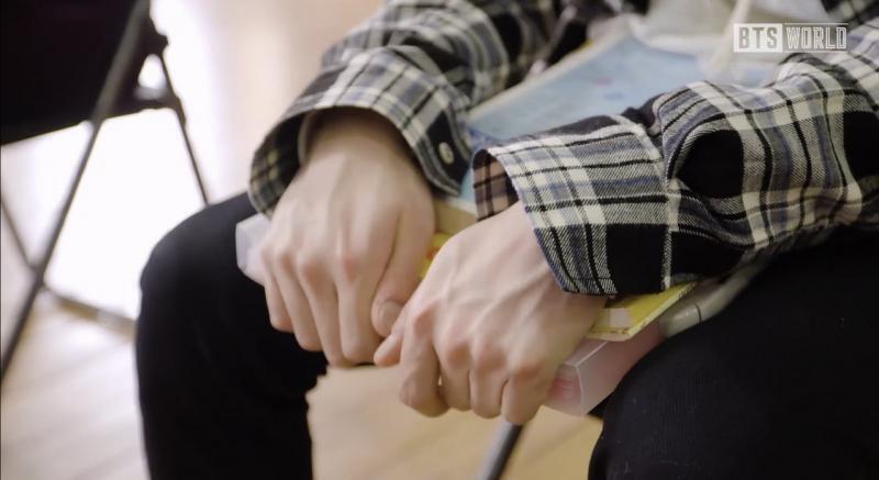 슈가 손인가봐 혹시 슈가가 아니라면 다른 아미가 말해줘.... 방탄은 잘 몰라서 ㅠ 서치로는 슈가로 나오네