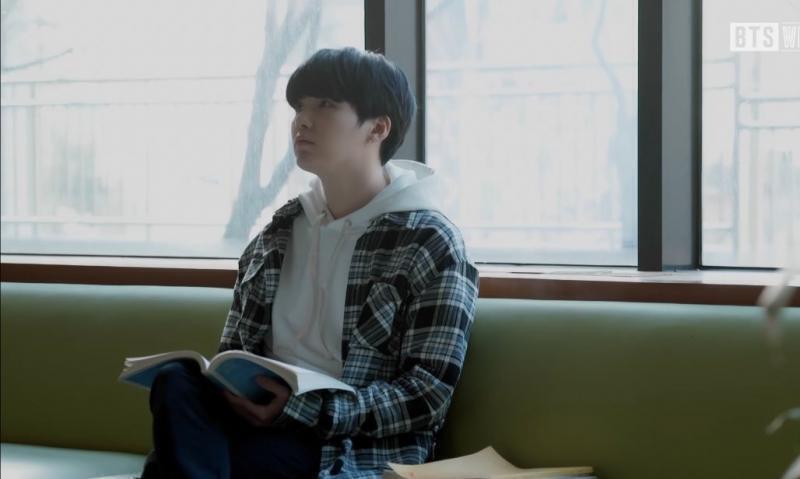 슈가 손인가봐 혹시 슈가가 아니라면 다른 아미가 말해줘.... 방탄은 잘 몰라서 ㅠ 서치로는 슈가로 나오네