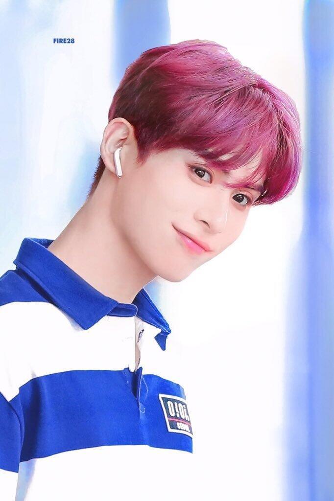 첫번째 사진은 sf9유태양!! 별명중에 리틀 이동욱도 있구 좀 진하게 잘생겻어 두번째는 데이식스 영케이인데 이현욱님 처럼 여우상이야!