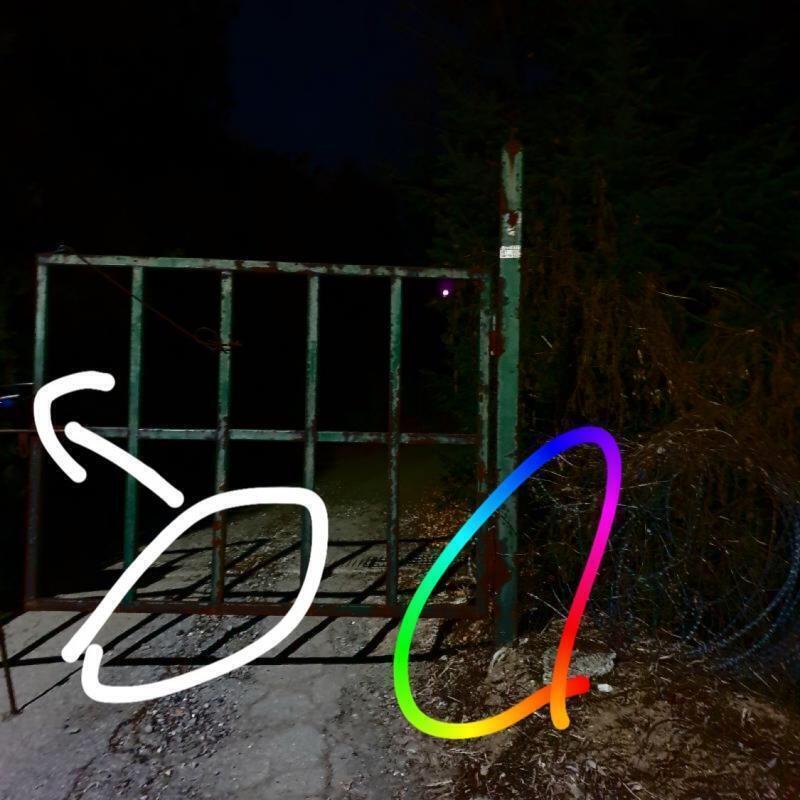 >>162 내가 무지개 색으로 칠한게 철장? 그림자가 바닥이랑 겹쳐져서 안 보였다고 말한거고 흰색으로 한게 떨어졌다고 했잖아 왼쪽에서 비춰서 그