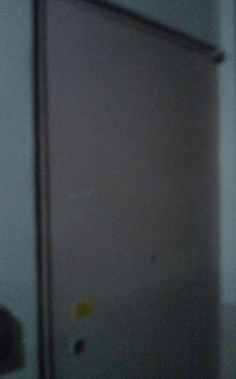 문 앞에 있는 짐이 뭔지, 그리고 문이 어떻게 생겼는지정도는 대강 알 수 있을거야! 좀 이따가 사진 밝기조정해서 가져올게~