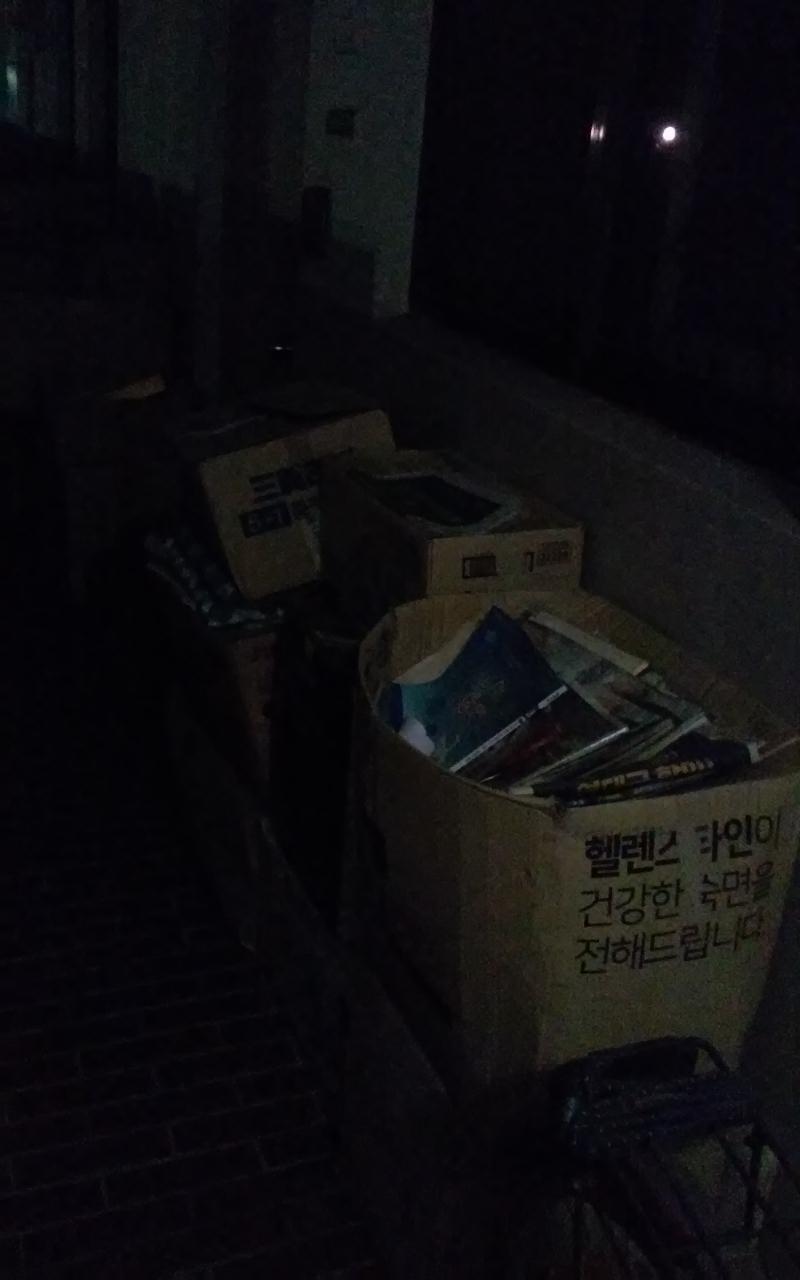 문 앞에 있는 짐이 뭔지, 그리고 문이 어떻게 생겼는지정도는 대강 알 수 있을거야! 좀 이따가 사진 밝기조정해서 가져올게~