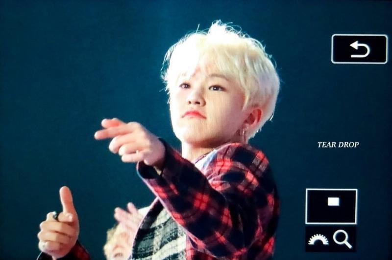 난 세븐틴 호시 영업 할게 진짜 얘 완전 살 빼고 용 됐어 갑빠도 탄탄한 햄스터 호랭이야 ㅠㅠ