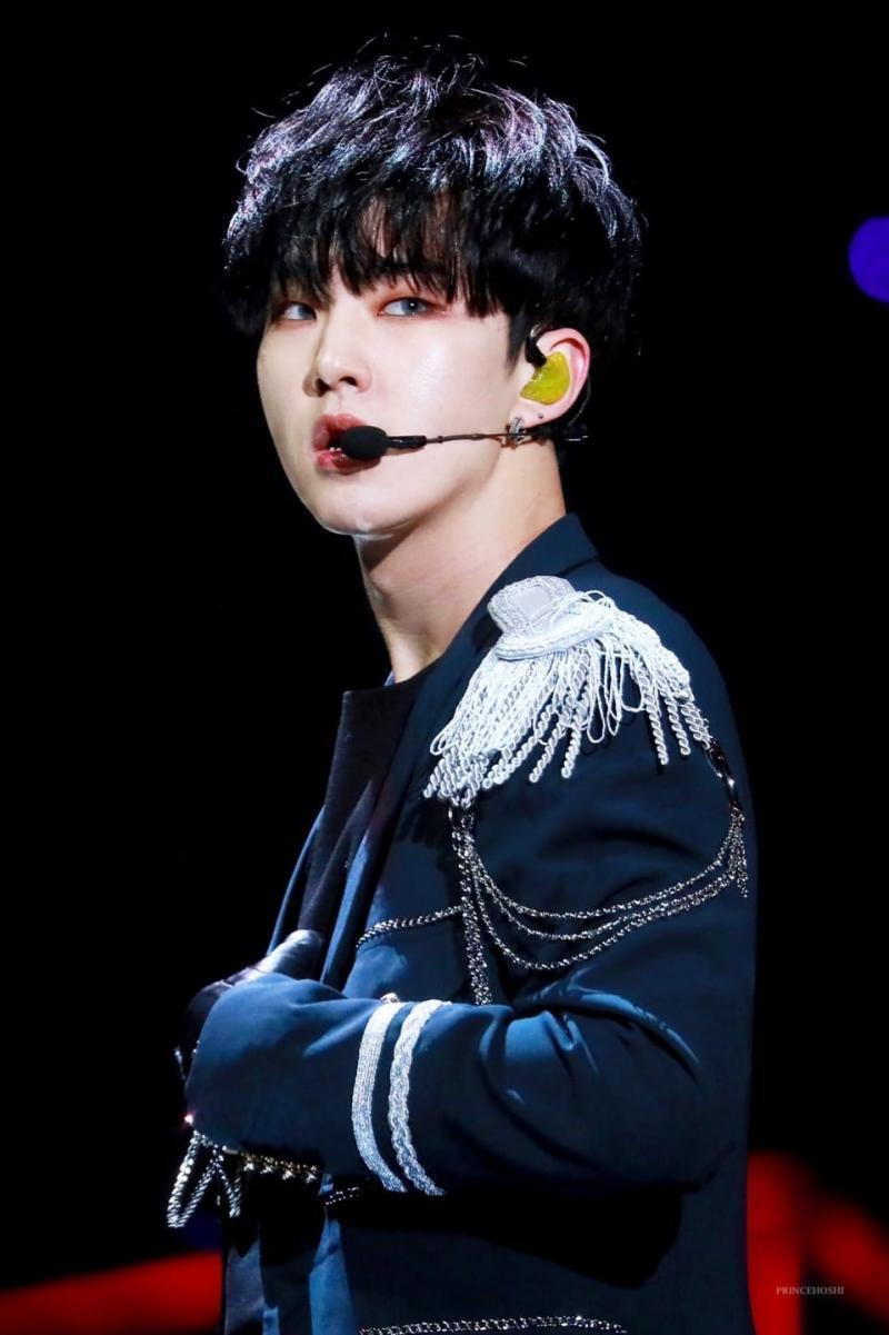 나나나난나나나나나나나ㅏㅏㅏ~~~!!! 여기서 캐럿만나다니 진짜 반갑다😍😍😍😍😍 나 우리 권수장님이 최애여 ㅠㅠㅠ 무대위에서는 그렇게 섹시한데 밑