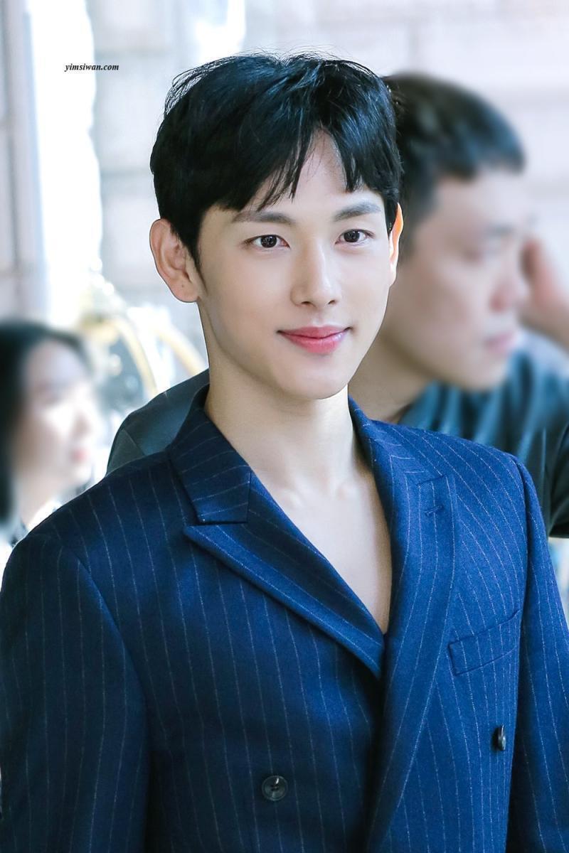 얘들아 어서 임시완을 봐 지금은 아이돌 이라기보단 배우의 이미지가 더 강하지만 어떻게 사람이 이렇게 귀엽고 뽀쟉하고 사랑스럽고 막 어? 미생 원