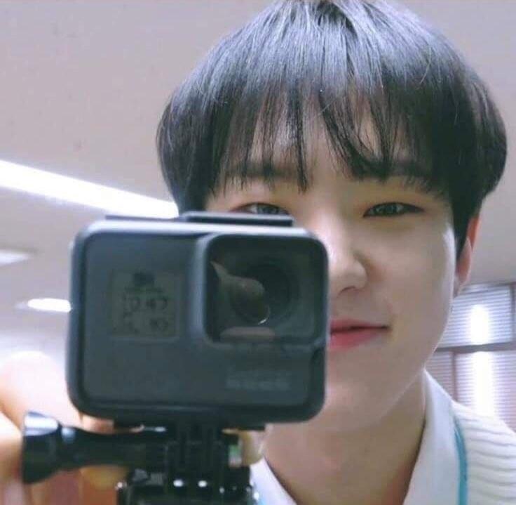 으으아 다들 세븐틴 권순영을 봐 줘 자기가 호랑인 줄 아는 햄스터야 ㅠㅠ 사실 춤 출 땐 호랑이 같은 면이 튀어나오긴 하는데 그래도 주를 이루는
