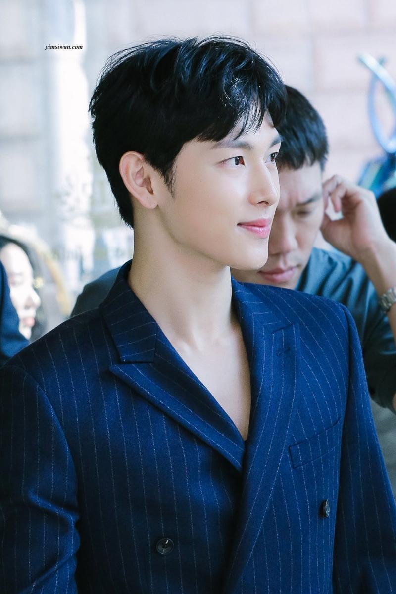 얘들아 어서 임시완을 봐 지금은 아이돌 이라기보단 배우의 이미지가 더 강하지만 어떻게 사람이 이렇게 귀엽고 뽀쟉하고 사랑스럽고 막 어? 미생 원