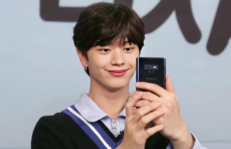 우리 막내 한번만 보고가💙 우리막내 형아들 군백기 대신해서 노래도 꾸준히 내주고 드라마 촬영도 하고 예능도 고정으로 찍고있오 그리고 광고모델도