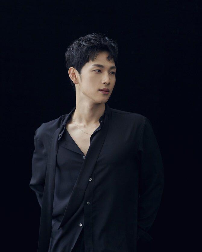 얘들아 어서 임시완을 봐 지금은 아이돌 이라기보단 배우의 이미지가 더 강하지만 어떻게 사람이 이렇게 귀엽고 뽀쟉하고 사랑스럽고 막 어? 미생 원