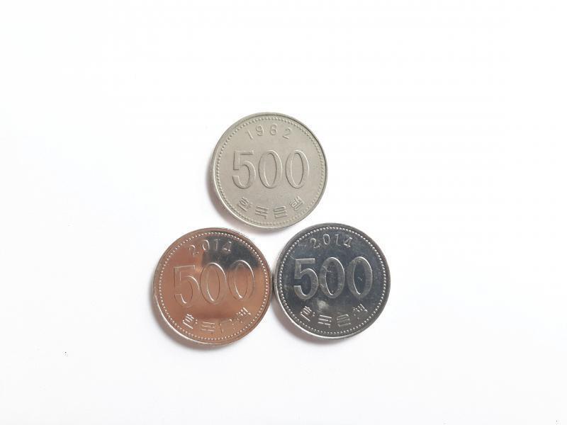 82년, 14년 500원. 사실 82년은 희귀까진 아니지만 최초 발행년도라길래 모아놨고, 의외로 14년이 B급이라 하더라. 몇개 발행인지는 모르