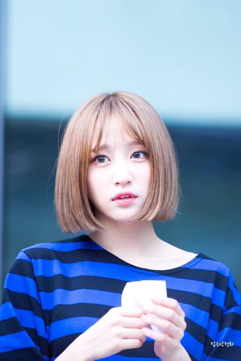 눈코입 다 가려도 얼굴형 사진이 있으면 좋을 것 같은데..음 이마 넓으면 무조건 앞머리 있는게 좋았던 것 같아 그리고 턱끝에 딱 떨어지는 단발 