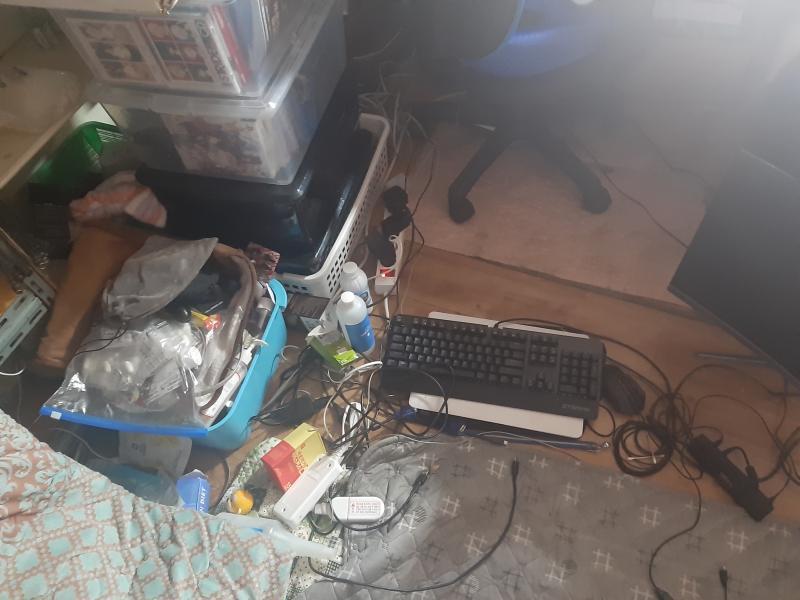 청소 시작하면서 찍은거고 지금은 조금 정리가 됐어 저건 그냥 평소에 저런 느낌 응 어수선한건 인정한다