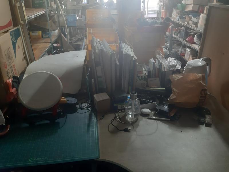 청소 시작하면서 찍은거고 지금은 조금 정리가 됐어 저건 그냥 평소에 저런 느낌 응 어수선한건 인정한다
