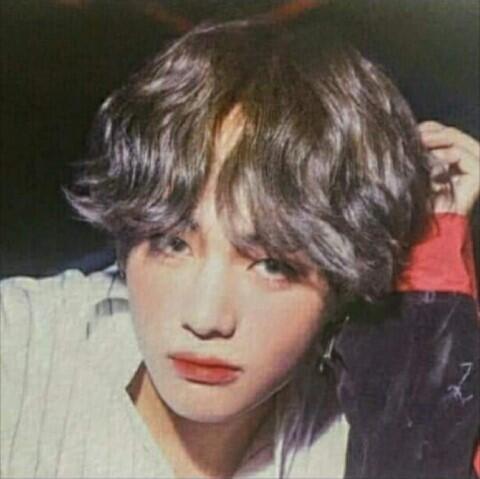 방탄 전체 영업해주고 싶지만... 김태형 얼굴 때문에 다른 사진을 넣을 공간이 없다..ㅠㅠㅜ 방탄 뷔 V 김태형이고 95년생이얌!!!!