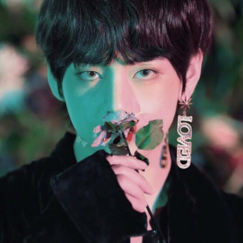 방탄 전체 영업해주고 싶지만... 김태형 얼굴 때문에 다른 사진을 넣을 공간이 없다..ㅠㅠㅜ 방탄 뷔 V 김태형이고 95년생이얌!!!!