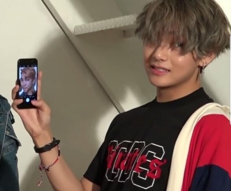 방탄 전체 영업해주고 싶지만... 김태형 얼굴 때문에 다른 사진을 넣을 공간이 없다..ㅠㅠㅜ 방탄 뷔 V 김태형이고 95년생이얌!!!!
