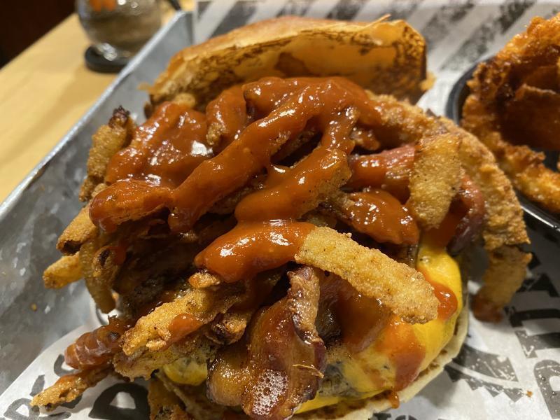 울 동네(런던 온타리오 캐나다) 버거 맛집...인데 바닐라 셰이크가 진짜 ㅈ맛이야. 가끔 누텔라 섞어 먹는 이 셰이크는 큰일 하나 끝냈을 때 나