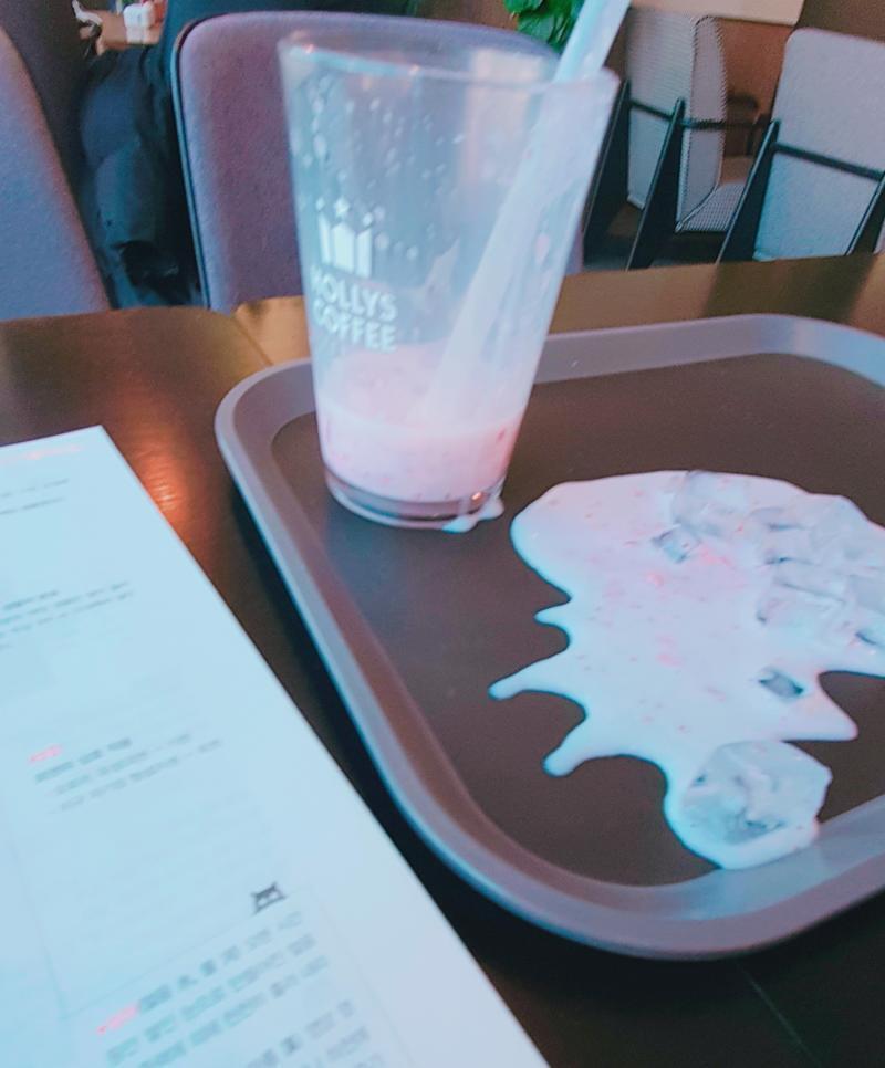 반도 못 먹은 딸기라떼 쏟았어 말도안된다진짜