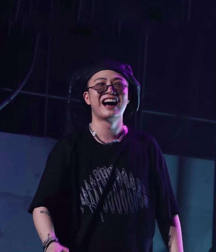 날 죽일려고 작정한 홍시영 아 어떡하지 너무 좋다 랩네임:기리보이 본명:홍시영 1991년 1월 24일생 제일 좋아하는 노래 사실 기리보이 모든