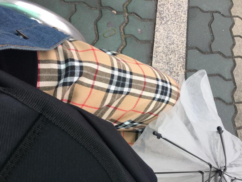 버스정류장에서 앉아있는데 바지 개힙하당ㅇ