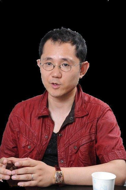 참고로 역전재판 만든 타쿠미 슈도 안경 쓴다