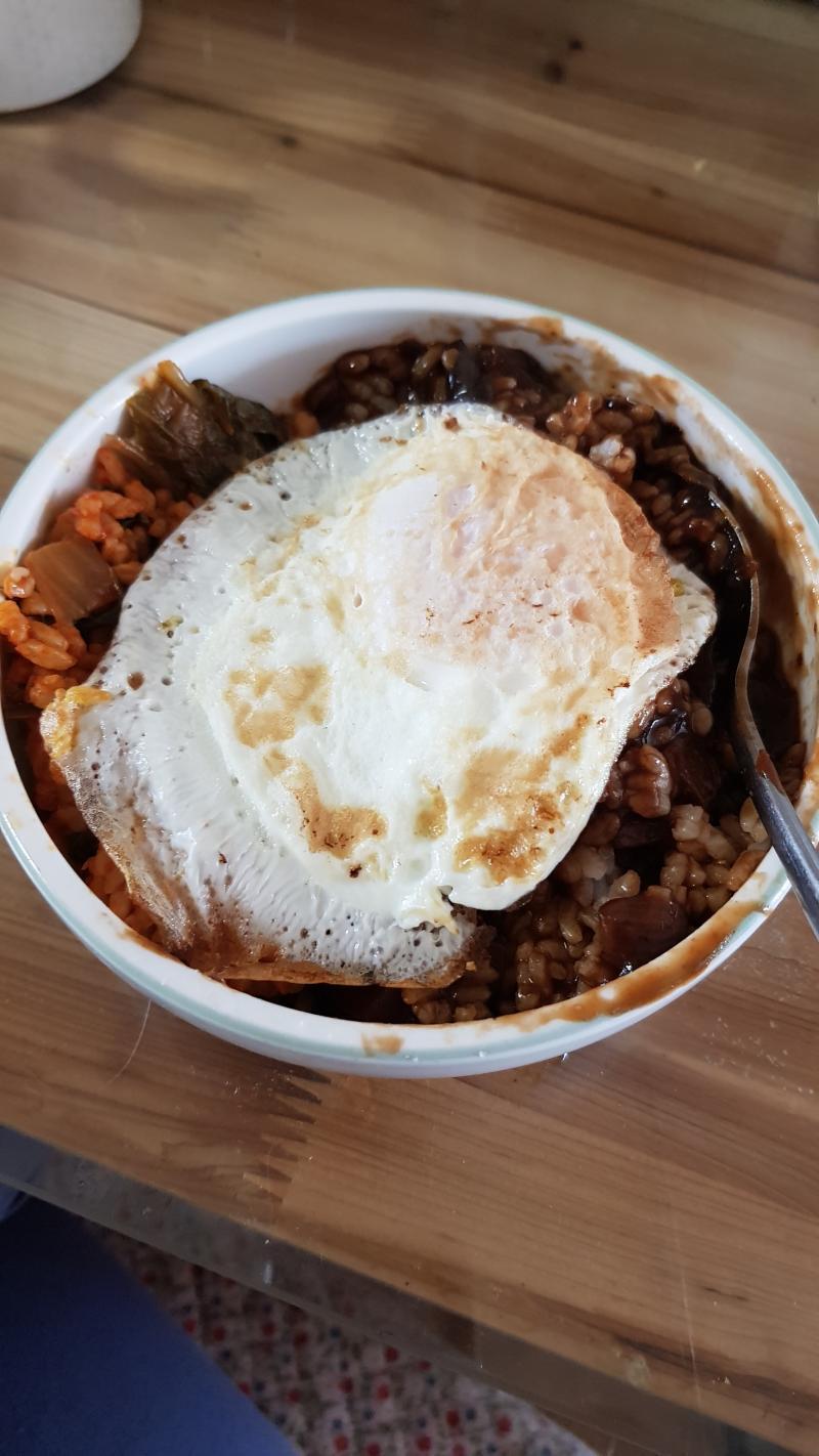 엄마가 만들어 놓고 가신 김치볶음밥과 짜장밥에 계란후라이! 일명 김치짜장밥!