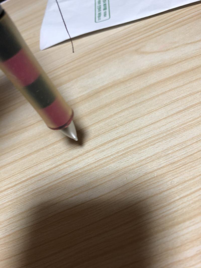 1. 준비해서 사진처럼 묶어줍니다. 2. 여유를 두고 실 윗부분을 쥐고 끝을 바닥에서 살짝 띄워줍니다. 3. Yes는 펜이 빙글빙글 원을 그리고