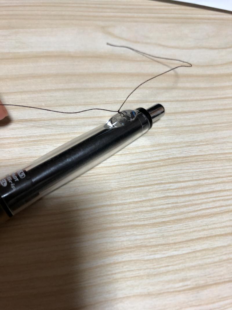 실험을 위해 준비할 재료는 바로 이것! 구멍이 있는, 혹은 그 뭐야 꼭다리? 아무튼 실을 묶어 걸 수 있는 펜과 실. 빨간 펜으로 해도 좋고 머