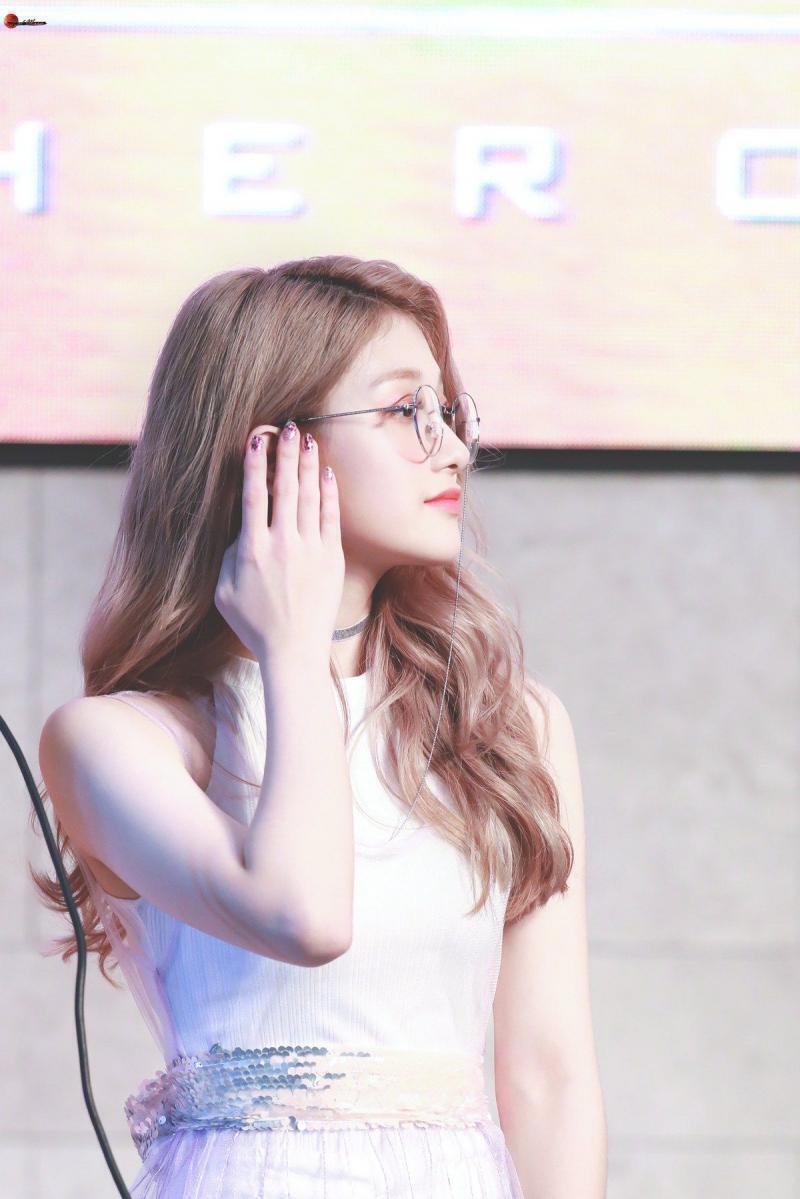 프로미스나인 이서연!! 안경 진짜 잘어울료ㅠㅠㅠ목소리는 좀 저음,허스키한데 그것도 넘 매력있고 음색도 좋으니깐 한번 봐줘ㅠㅠ 춤도 진짜 잘춰 유