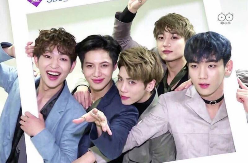 샤이니!!!!! 그 중에서 이태민이요. 이태민이요! 우리 태민이요!!! 아 물론 안경은 모두가 잘 어울리고 중저음을 원한다면 메인 래퍼인 민호도