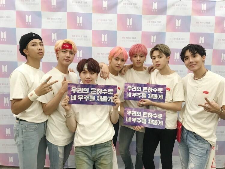 >>31 레스주가 방탄 전체를 소개해줬는데 난 멤버별로 좀 알려주고 싶어! 일단 리더 RM은 본명 김남준이고, 영어를 원어민급으로 잘해. 아이큐
