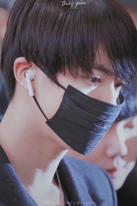 김석진ㅠㅠ 방탄소년단 진이고 92년 12월 4일생이야 잘생기고 귀엽고 예쁘고 혼자다하는중 어제 컴백했는데 솔로곡 moon 들어보면 목소리에서도 