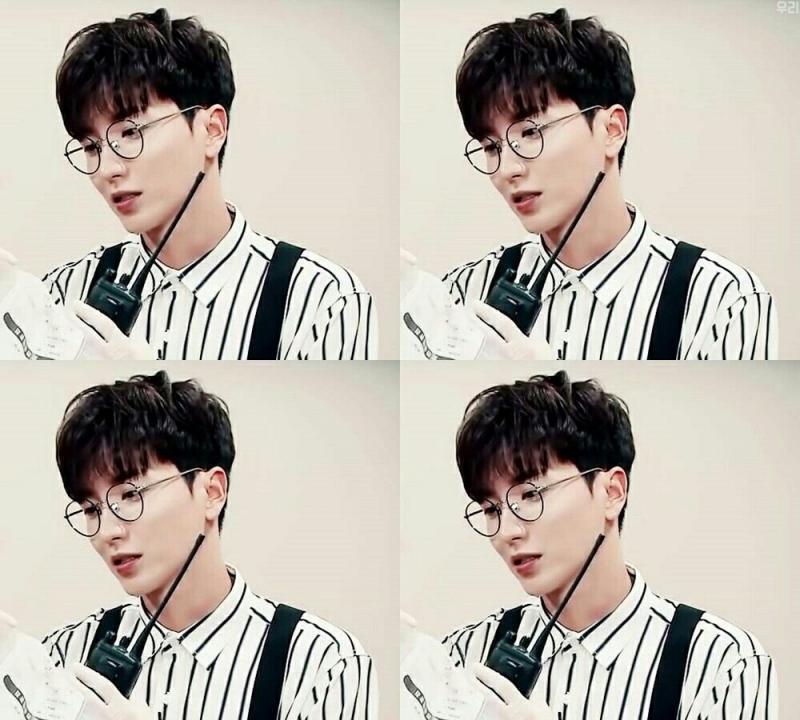 슈주 이특 보고가 ㅠㅠㅠㅠㅠㅠ 안경이면 안경 수트면 수트 진짜 다 잘어울려 퓨ㅠㅠㅠㅠ 진짜 성격ㄱ도 좋고 개잘생김 💙💙