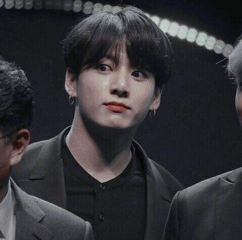 97년생이고 올해 24살! 방탄 막내인데 피지컬하며 노래하며 못하는게 진짜 없어 얼굴도 잘생겨서 입덕하면 출구가 없을정도야...