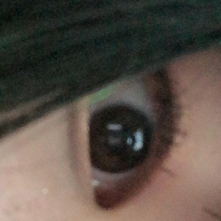 나는 왼쪽눈 완전 많이 찍는데 핸드폰을 왼손으로 감싸고 왼쪽으로 꺾어 그럼 카메라가 왼쪽에 있으면 각도 조절해서 렌즈를 아래쪽으로 해서 머리카락