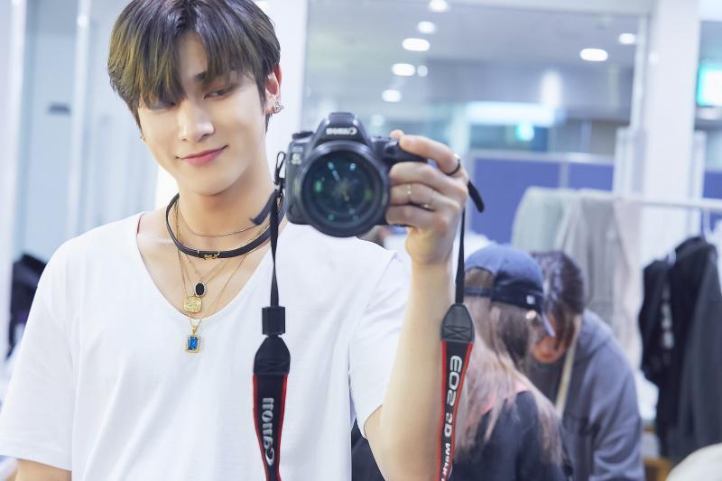 이한결 알아? 진짜 잘생겼어 이목구비 완전 뚜렷하고 몸매도 너무 좋아ㅠㅠ목소리도 저음인데 진짜 섹시하고 그목소리로 노래부르면 진짜 홀린다 홀려.
