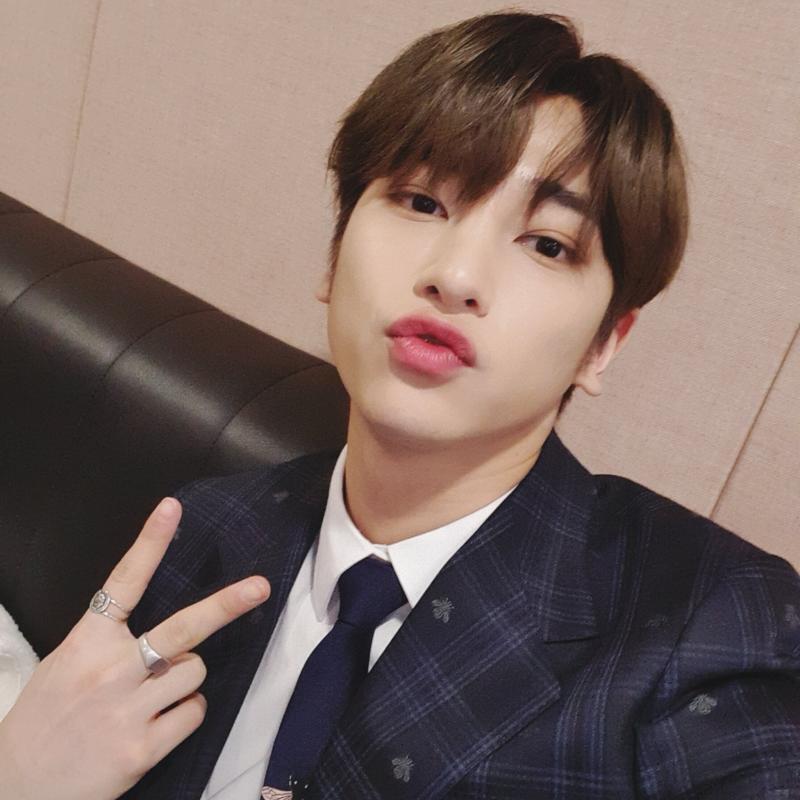 이한결 알아? 진짜 잘생겼어 이목구비 완전 뚜렷하고 몸매도 너무 좋아ㅠㅠ목소리도 저음인데 진짜 섹시하고 그목소리로 노래부르면 진짜 홀린다 홀려.