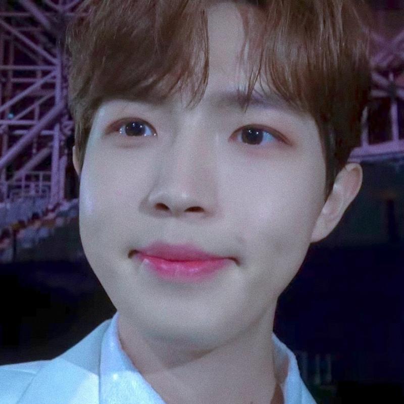 황민현........ 완전 하얘... 파데 맥 13호였나.... 쿠션은 18호..... 저 세상 하얌... ㄹㅇ 홈마들이 보정해서 하얀 게 아니