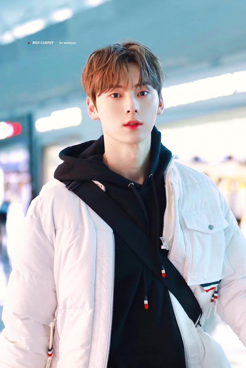 황민현........ 완전 하얘... 파데 맥 13호였나.... 쿠션은 18호..... 저 세상 하얌... ㄹㅇ 홈마들이 보정해서 하얀 게 아니