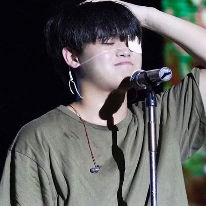 진짜 원래는 잘 안웃는데 드물게 웃을때마다 웃는거 뒤지게 예쁘고 노래잘하고 랩잘하고 무대에선 무대 씹어먹을정도로 살기내뿜더니 팬들한텐 막 잘자라